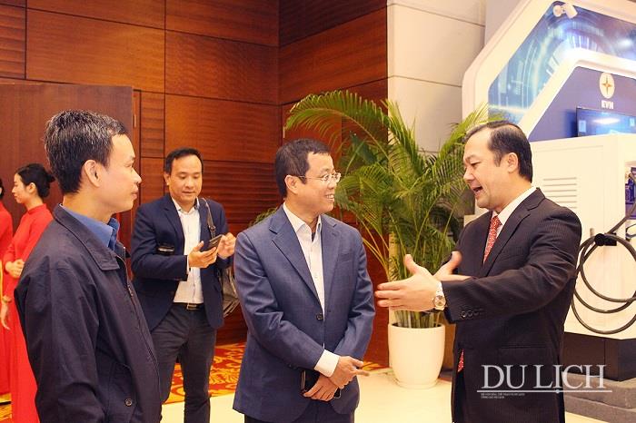 Phó Tổng cục trưởng TCDL Nguyễn Lê Phúc trao đổi với Thứ trưởng Bộ TTTT Phạm Đức Long những vấn đề đặt ra đối với phát triển du lịch thông minh